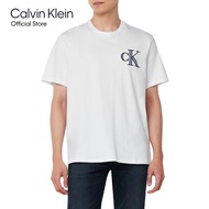 [999.-] CALVIN KLEIN เสื้อยืดคอกลมแขนสั้นผู้ชาย Varsity CK Badge ทรง Relaxed รุ่น 4RB848G YAA - สีขา