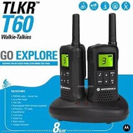 Motorola TLKR T60 Walkie Talkie 對講機功能完備, 堅硬及外型設計獨特。它是出門旅行探險的好伙伴, 不論在家中, 露營, 主題樂園以至單車遊。TLKR T60 設計功能性, 對話距離可達至8km, 多個識別碼及可充電池。（電池可與其他MOTOROLA TLKR系列通用）