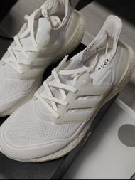 Adidas Ultraboost 白色運動鞋