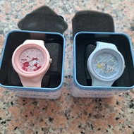 99%新正版NGO 兒童手錶，Hello Kitty & 肉桂狗， 硅膠錶帶，非常舒適。 錶殼直徑43.5 mm ，錶帶 全長 240mm 。 錶殼厚15mm 。進口石英機芯，10米防水， 需自行换電