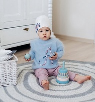 手工製作的針織衣服，上面有女孩的名字。嬰兒和兒童安哥拉毛衣