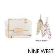 【NINE WEST】菱格肩背斜背包-白色+品牌吊飾(193314119107+G0013)