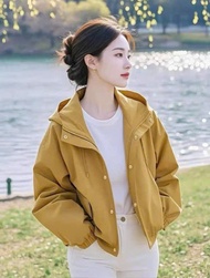 ÁO KHOÁC KAKI NỮ CROPTOP CÓ NÓN THIẾT KẾ KHÓA KÉO KÈM NÚT BẤM