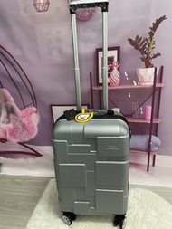 Elle 20 吋行李箱 Elle 20 inch luggage 55 x 23 x 36cm