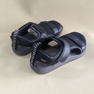 Teva Boys Sandals, Lightweight, Breathable, Safe Toe, size 33 / 34