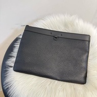 LV 黑壓紋牛皮手拿包