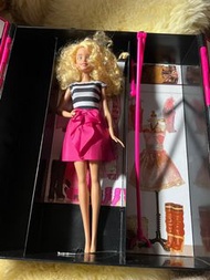 芭比娃娃夢幻衣櫃，只附見圖包括芭比娃娃，31*29*7公分（衣服、鞋皆為圖片）