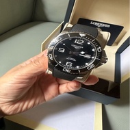 。 浪琴 Longines 康卡斯潛水系列，型號L3.782.4.56.9。自動上鏈機械機芯，精鋼與陶瓷材質搭配，錶徑43.00mm。