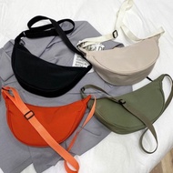 Fashion Messenger Bag Waterproof Shoulder Bag with Adjustable Strap Dumpling Bag Crossbody Unisex