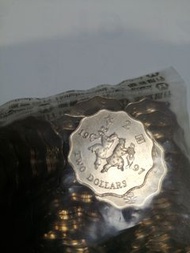 這是一枚1997年香港主權移交特別發行的2元紀念硬幣 x50 pcs. ，正面刻有傳統的「和合二仙」圖案。

發行背景：為慶祝1997年香港特別行政區成立而發行的流通紀念幣。