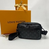 Louis Vuitton LV 新款 晶片款 黑字紋 橫式 Alpha 郵差包 肩背包/斜背包