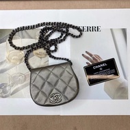 CHANEL mini馬鞍小廢包 金屬質感銀灰色