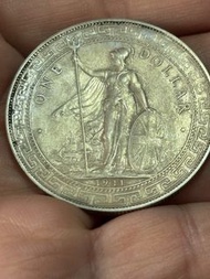 1911年 站洋壹圓【藏友交流】三叉戟帶B暗記｜純裸幣26.7g｜大開門夾心邊齒｜ 正面不列顛女神手持三叉戟盾牌，細節線條非常飽滿，內齒完整。 底板帶有極美原光 。  ★ 珍稀年份，極具收藏及升值潛力