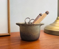 鑄鐵鍋造型筆筒 | 手繪漸層金漆/ 獨特風格/ 文具收納/ 送禮禮盒