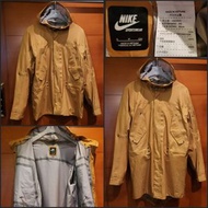 nike nsw m51 fishtail men parka jacket coat 男裝防水防風褸外套 層無裡設計，後長燕尾 設計，可內摺為短外套。方便活動。布料輕 柔，摺疊纖巧，只有 300 g