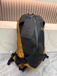 🤩必備機能後背包🤩 始祖鳥Arc'teryx Arro 22 戶外防水機能雙肩後背包|輕量耐磨抗造|壓膠防水拉鏈|通勤登山兩用|多倉收納設計|