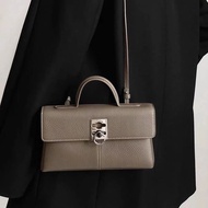 [Large Ready Stock] 2023 New Style Female Messenger Bag Niche High-End cafune Genuine Leather Commut