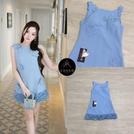 CODE-D มินิเดรสสีฟ้าลายริ้วแขนกุด ทรงโอเวอร์ไซด์ ดีเทลด้านหน้าแต่งดอก3D