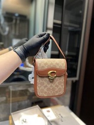 全新🌸 Coach 手機包 專櫃最新 五金logo超級百搭