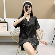 ชุดนอนผ้าไหมน้ำแข็งสำหรับผู้หญิง ฤดูร้อน แขนสั้น กางเกงขาสั้น แฟชั่น 2025 ใหม่ หรูหรา น้ำหนักเบา ผีเ