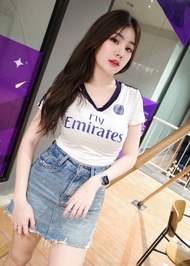 เสื้อครอปสั้นคอวีแถบแขน ลาย Emirates