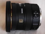 Sigma 10–20mm f/3.5 ตลอด ช่วง เหมาะสำหรับ การถ่ายภาพ ในร่ม ตลอดจน ภูมิทัศน์ และ creative portraitureมีมุมมองภาพ 102.4 องศา ช่วยให้ช่างภาพ ถ่ายภาพในมุมกว้าง เลนส์ นี้มีการเคลือบชิ้นเลนส์หลายชั้น ช่วยลดการ ฟุ้งกระจายของแสง และ เงา ด้วยHSM ( Hyper- โซนิค มอเ