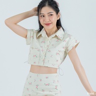 Fond - เสื้อเชิ้ตทรงครอป ผ้ายีนสื ลายดอกไม้ แขนสัน ลายทางผูกเอว กระดุมหน้า