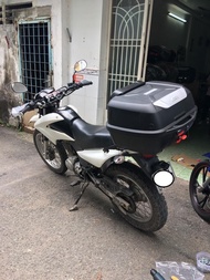 [HCM]Combo lắp đặt cho xe XR150 gồm thùng sau givi E43NTL gối tựa lưng BE43N