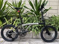 鈦黑色 ( 最新款 NEO 20吋 40T飛輪 ) JAVA NEO 9速 桶軸油剎 20吋 406 鋁合金折叠車  ( 三折叠小布 國布 ) 送前後蛙燈叮叮