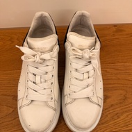 Alexander McQueen 經典厚底小白鞋｜黑尾款