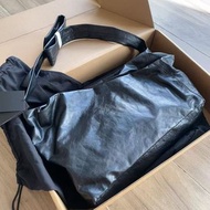 日本DIscord yohji Yamamoto 水洗牛皮斜孭袋，容量大輕便，男女可用，S-size27x6$3800,M -size38x9$4800,包麈袋