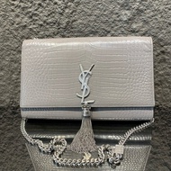 YSL聖羅蘭 鰐魚壓紋kate中號流蘇包，鰐魚紋亮面灰色