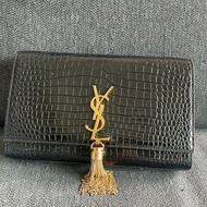 YSL鱷魚皮Kate中號黑金流蘇包