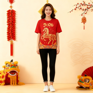 2569 เสื้อปีใหม่ เสื้อครอบครัว สวัสดีปีใหม่ สีแดง น่ารัก ลายปีม้า พิมพ์เสื้อยืด พ่อแม่และเด็ก สวม O-