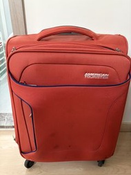 American Tourister 橙色行李箱