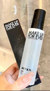 出MAKE UP FOR EVER定妝噴霧