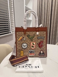 สินค้ารับประกันแท้💯 ลิมิเตด หายาก Newshop Field Tote With Horse And Carriage Print C6846