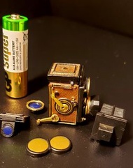 海洋堂 × 固力果20世紀懷舊微型場景系列: 1983年 Rollieflex 2.8F  Aurum 金色真皮雙鏡反光相机