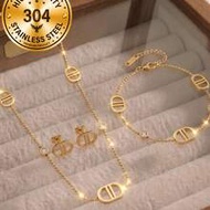 ชุดเครื่องประดับ 4 ชิ้น ตัวอักษร CD หรูหรา เหล็กไทเทเนียม สร้อยคอ Double D มินิมอล กำไล ต่างหู อเนกป