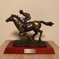 香港賽馬會紀念品 馬王 金鎗六十 金屬銅像 全新 有盒