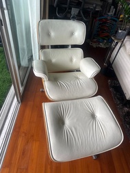 White Leather Lounge Chair (Eames Lookalike) with Ottoman 白色皮革躺椅 ( 伊姆斯相似 ) 同奧斯曼帝國