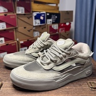 Kasut papan kasual Vans Wayvee berwarna kelabu muda, gaya potongan rendah.