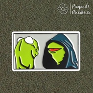 ʕ •ᴥ•ʔ ✿ พร้อมส่ง : เข็มกลัดลาย Patchfan Evil Kermit Frog | Patchfan Evil Kermit Frog Enamel Brooch Pin.