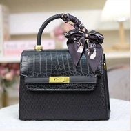 กระเป๋าถือผ้าไหมลายไทยแกมฝ้ายสีดำหนัง PU มีสายสะพาย G&C