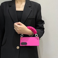 TEMU เคสโทรศัพท์: Ins ชุดสองชิ้นบางเบาสีเบจ - สีแดงกุหลาบ + ตัวอักษรสีแดงกุหลาบ พร้อมสายคล้องข้อมือส