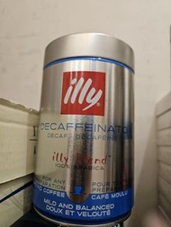 $120／2樽，$500／10樽。 illy 品牌的中度烘焙 Decaffeinato (低咖啡因) 咖啡。產品重量為 250G，封裝在經典的銀色金屬罐中。這款咖啡採用 100% 阿拉比卡咖啡豆，特色