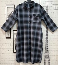 灰藍、黑、灰色格紋厚棉材質左上側有蓋口袋設計襯衫式超長版上衣/外套