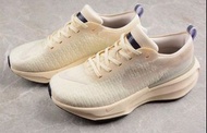 Nike ZoomX Invincible Run 3 淺奶油色跑步鞋