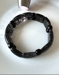 直購$ 220.  黑髮晶手排，產地巴西，功能：黑髪晶可加強人的創造力，親和力，驅散孤獨，驕傲，怪廦，防巫咒或任何邪術，可用作你的護身符、排除病氣、消業障、用在辟邪、除魔、消除恐懼、疑慮最好的選擇．😍