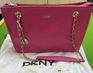 正貨DKNY 桃紅色防刮鏈條肩背包